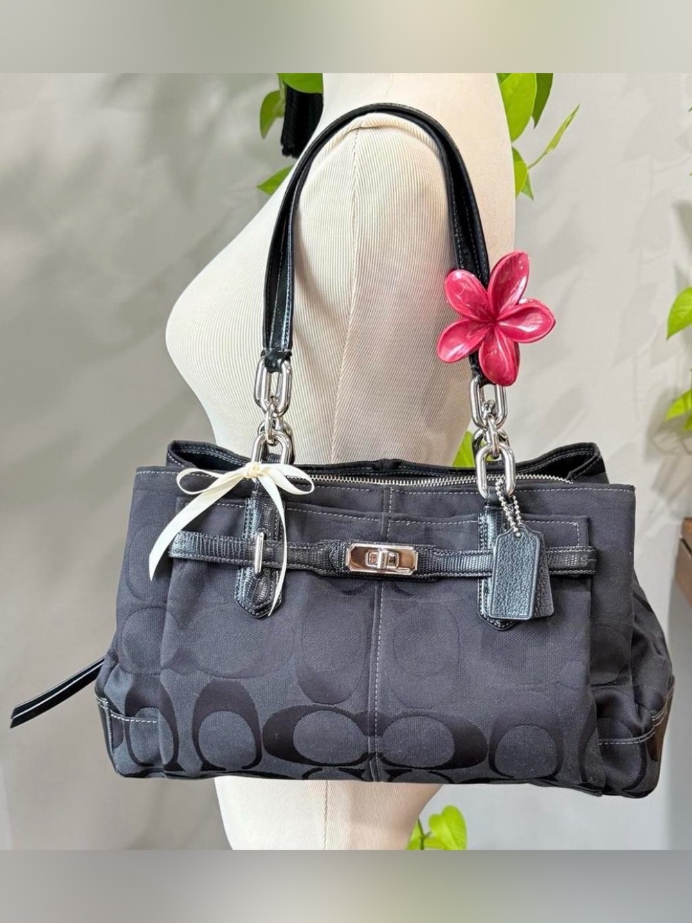 COACH -Black Signature Shoulder Bag